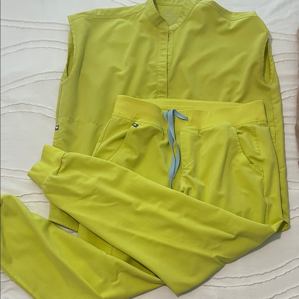 Figs Rafaela Top Lime Green and Jogger M